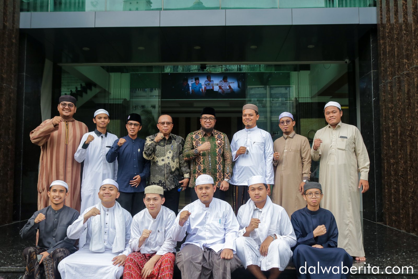 ilustrasi foto bersama Pemkab Paser beserta rombongan dengan para santri dari Paser