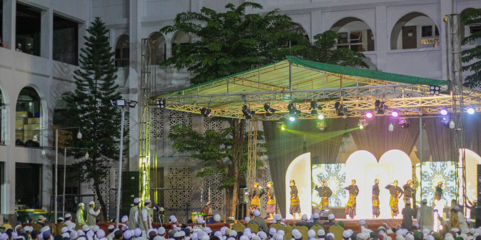 Ilustrasi Festival Muharram Dalwa di lapangan utama Ponpes Dalwa.