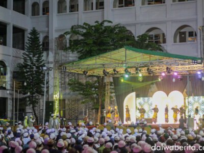 Ilustrasi Festival Muharram Dalwa di lapangan utama Ponpes Dalwa.