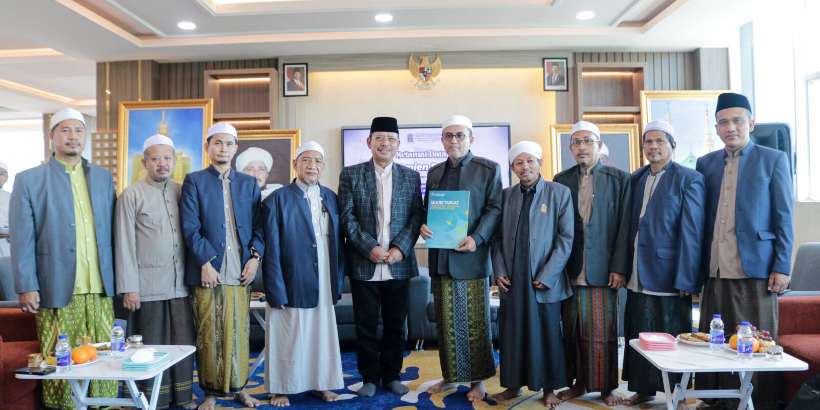 Ilustrasi Penerimaan SK program Doktor PBA dari Menteri Agama