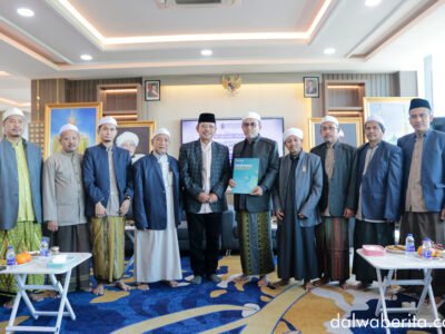 Ilustrasi Penerimaan SK program Doktor PBA dari Menteri Agama