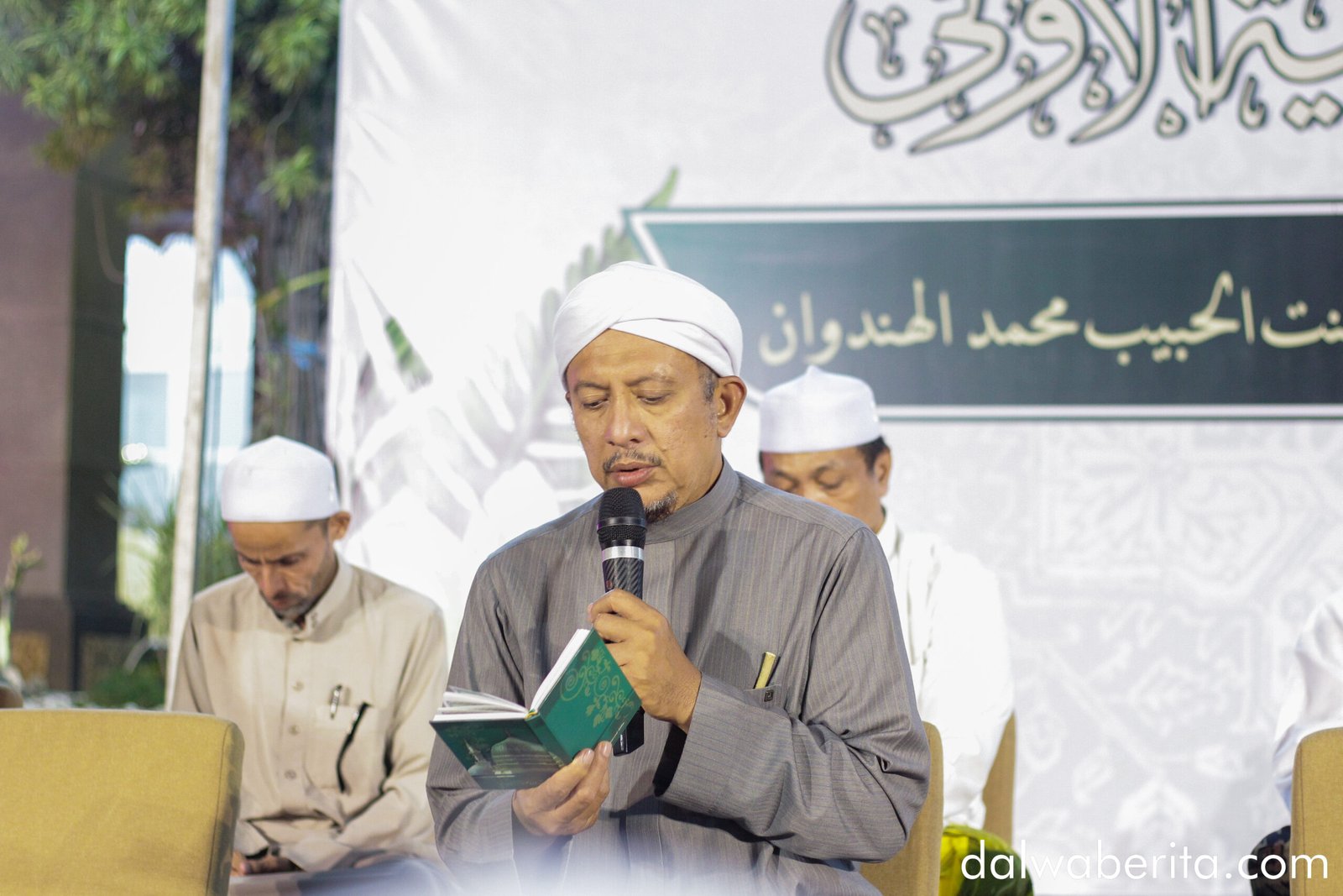 Ilustrasi Abuya Zein memimpin pembacaan maulid Simtudduror