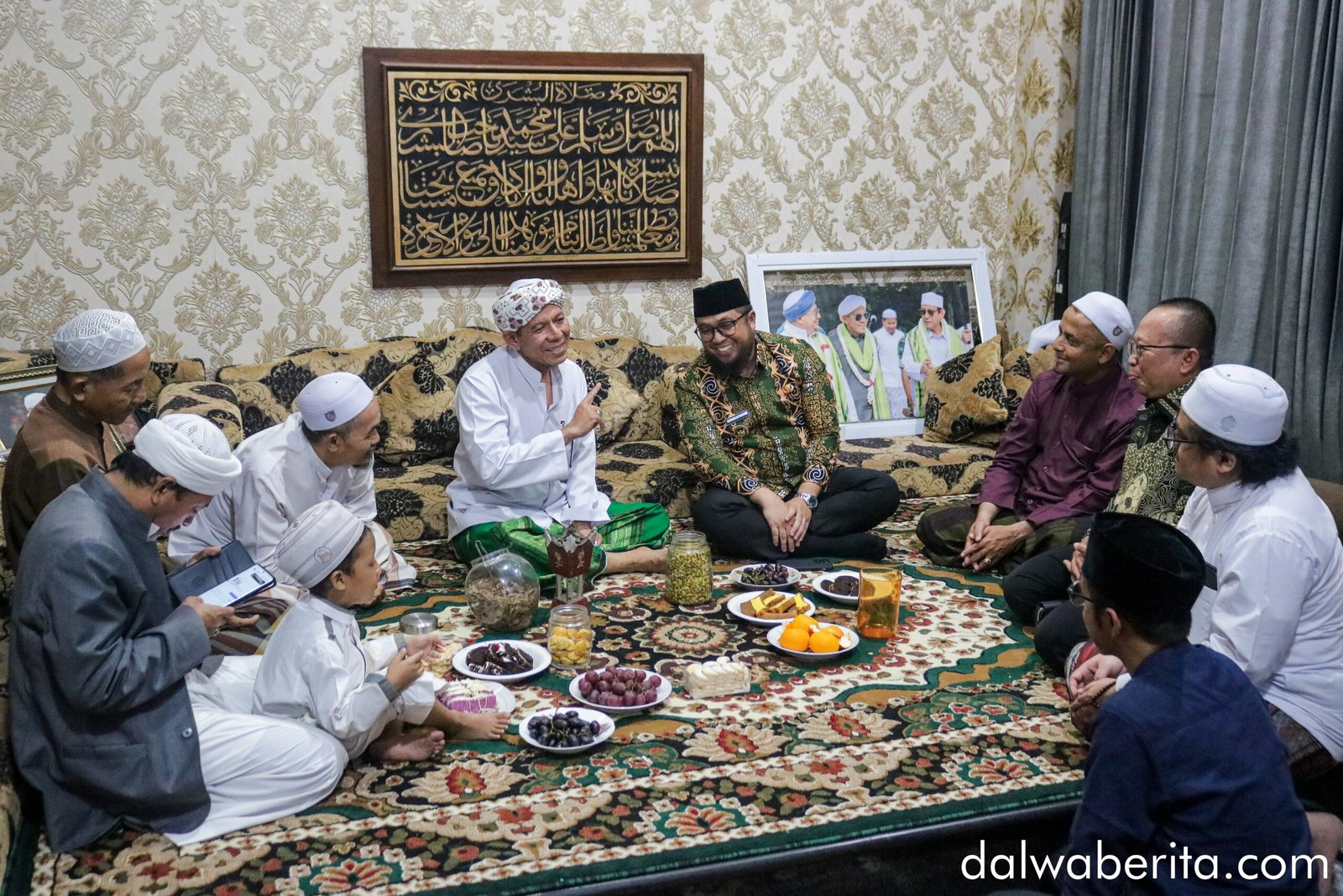 Ilustrasi pertemuang hangat Wabup Paser dengan Habib Segaf di kediamannya