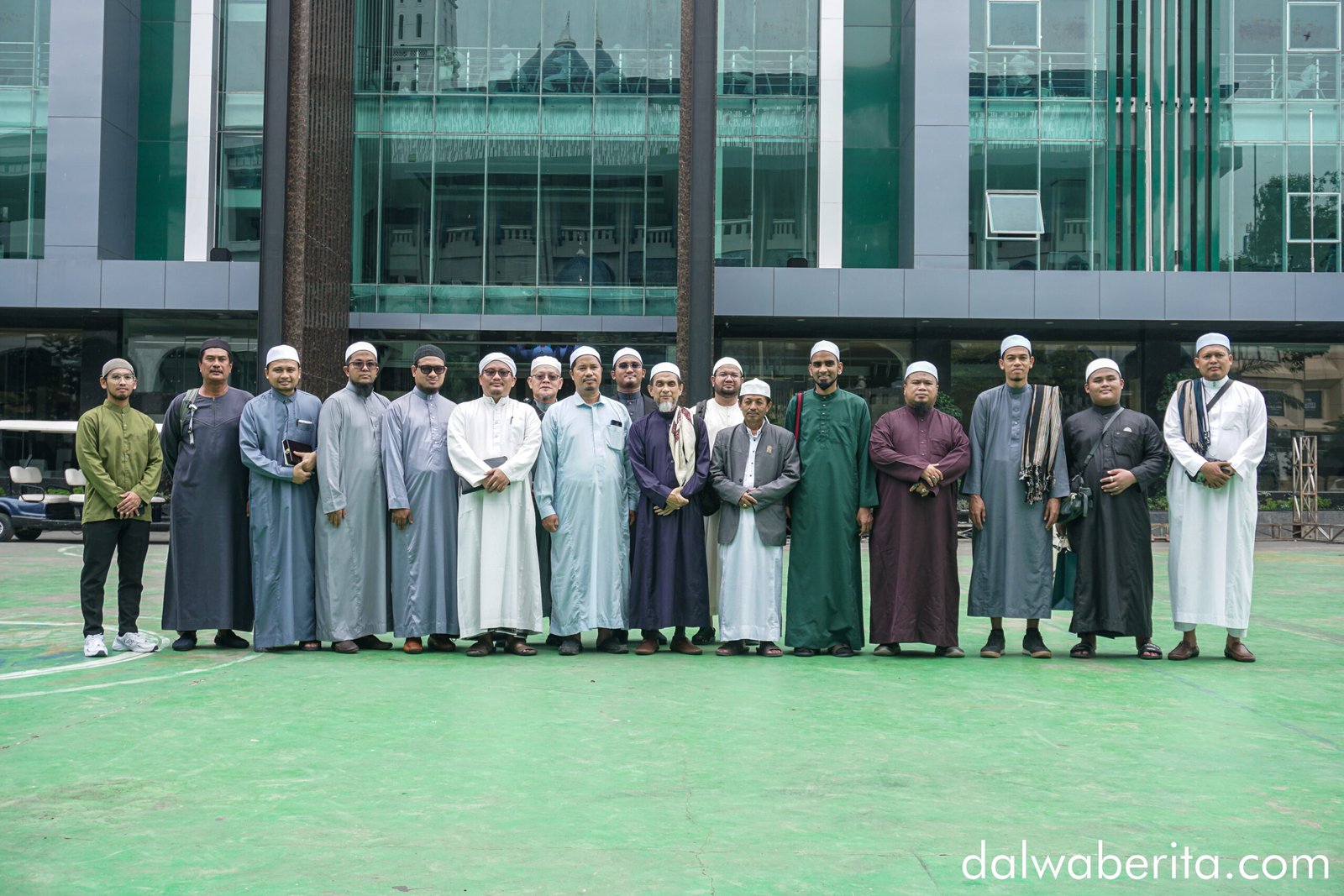 Foto bersama rombongan Darsa malaysia usai keliling pondok