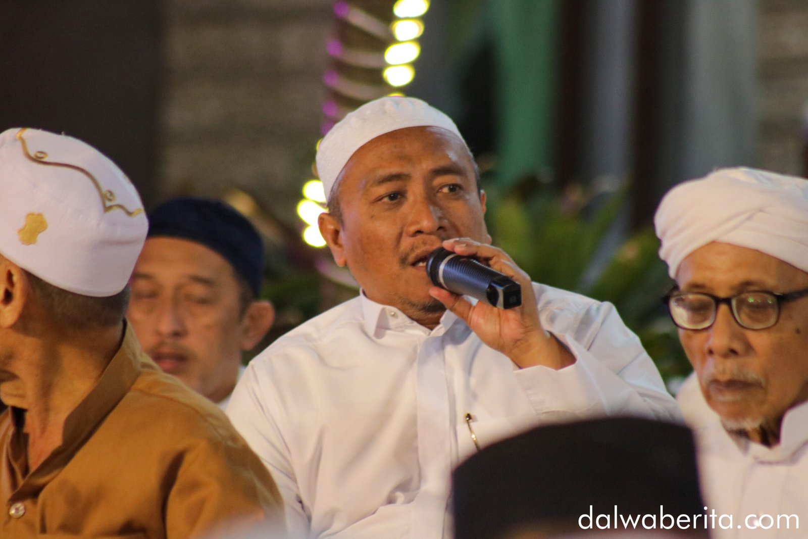 Ustadz Amin Isma'il Al-Makky melantunkan syiir pujian kepada Nabi