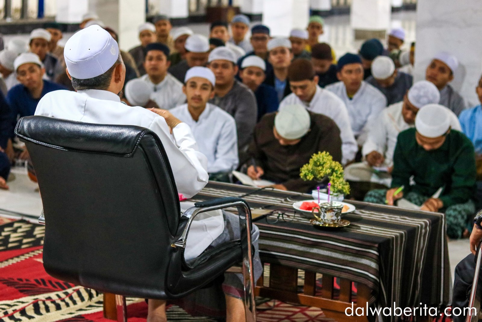 Ilustrasi Ustadz Hasan Basri menymapaikan materi kepada para peserta calon SPM