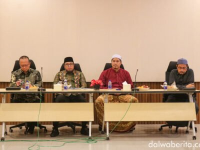 Ilustrasi Audiensi Wabup Paser dengan UII Dalwa, duduk dengan rektorat UII Dalwa