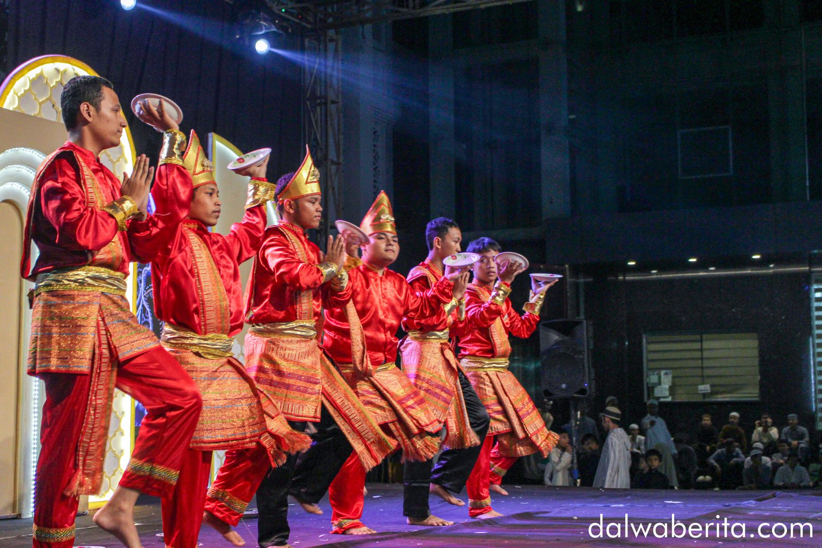 Ilustrasi penampilan tari Piring di Festival Muharram