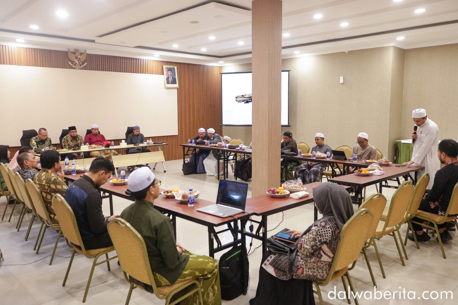 Ilustrasi Audiensi Wabup Paser dengan UII Dalwa di Rahat Room Dalwa Hotel Syariah