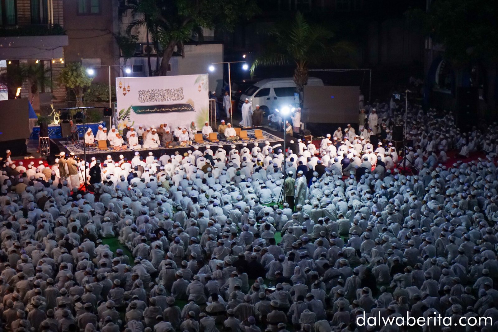 Ilustrasi ribuan santri putra hadir dalam peringatan Haul Pertama Hubabah Khadijah di lapangan utama Ponpes Dalwa