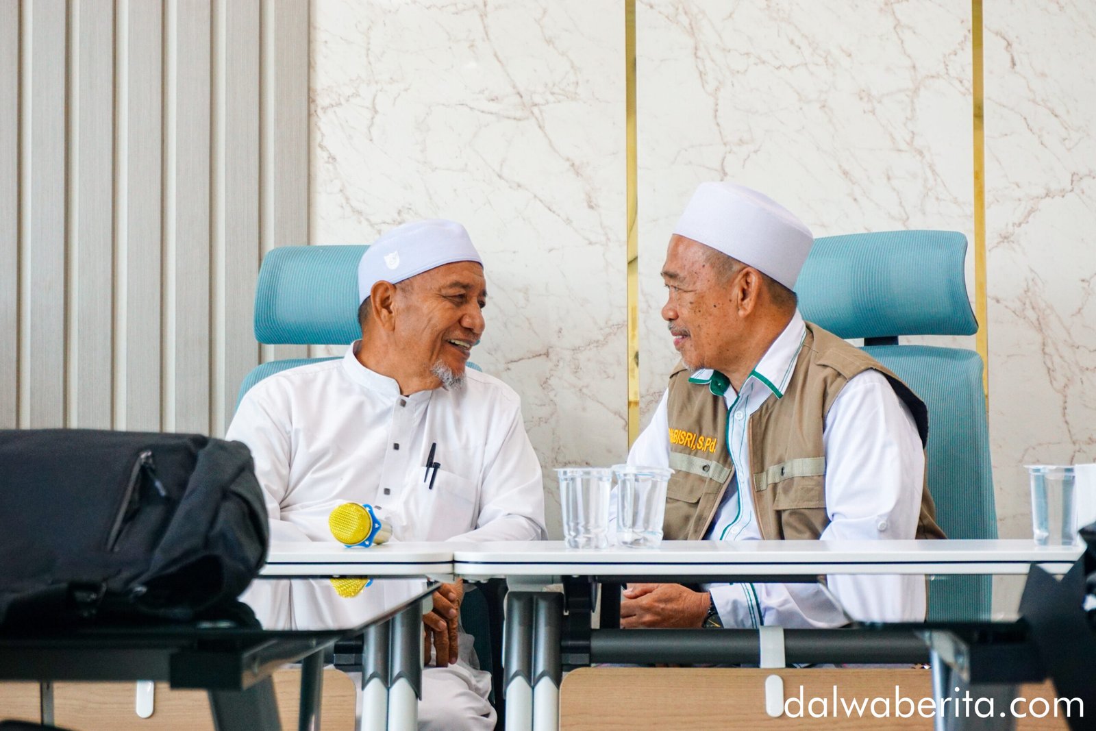 KH, Bisri Idris dengan Ustadz Ismail Ayyub