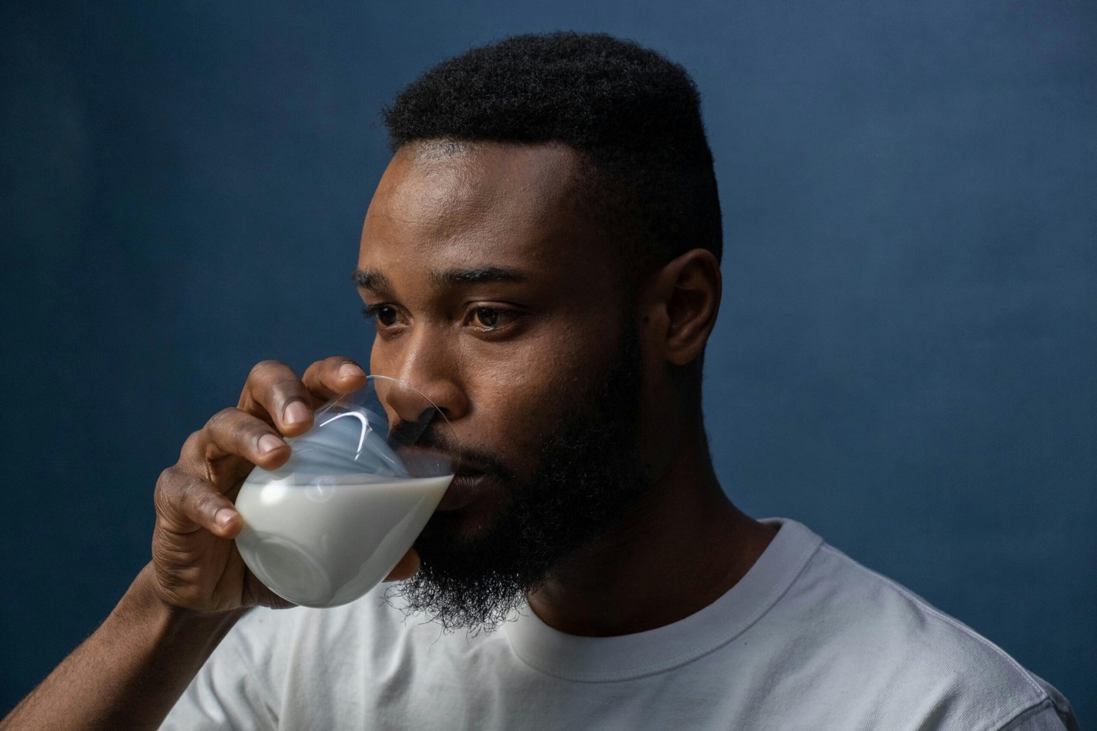 ilustrasi minum susu