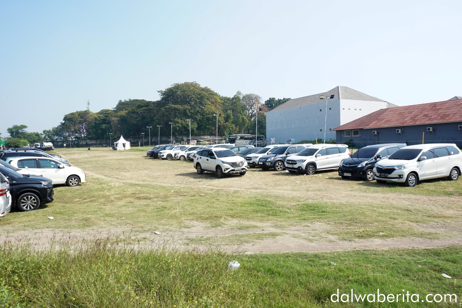 Tempat parkir PSB di Dalwa Jadid