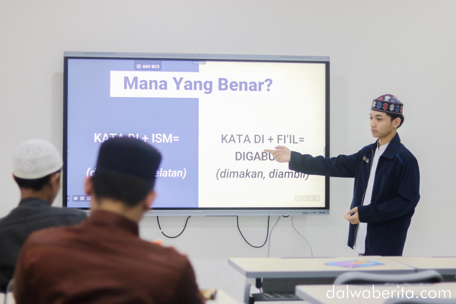 Agus Lukman Hakim menerangkan materi kepenulisan