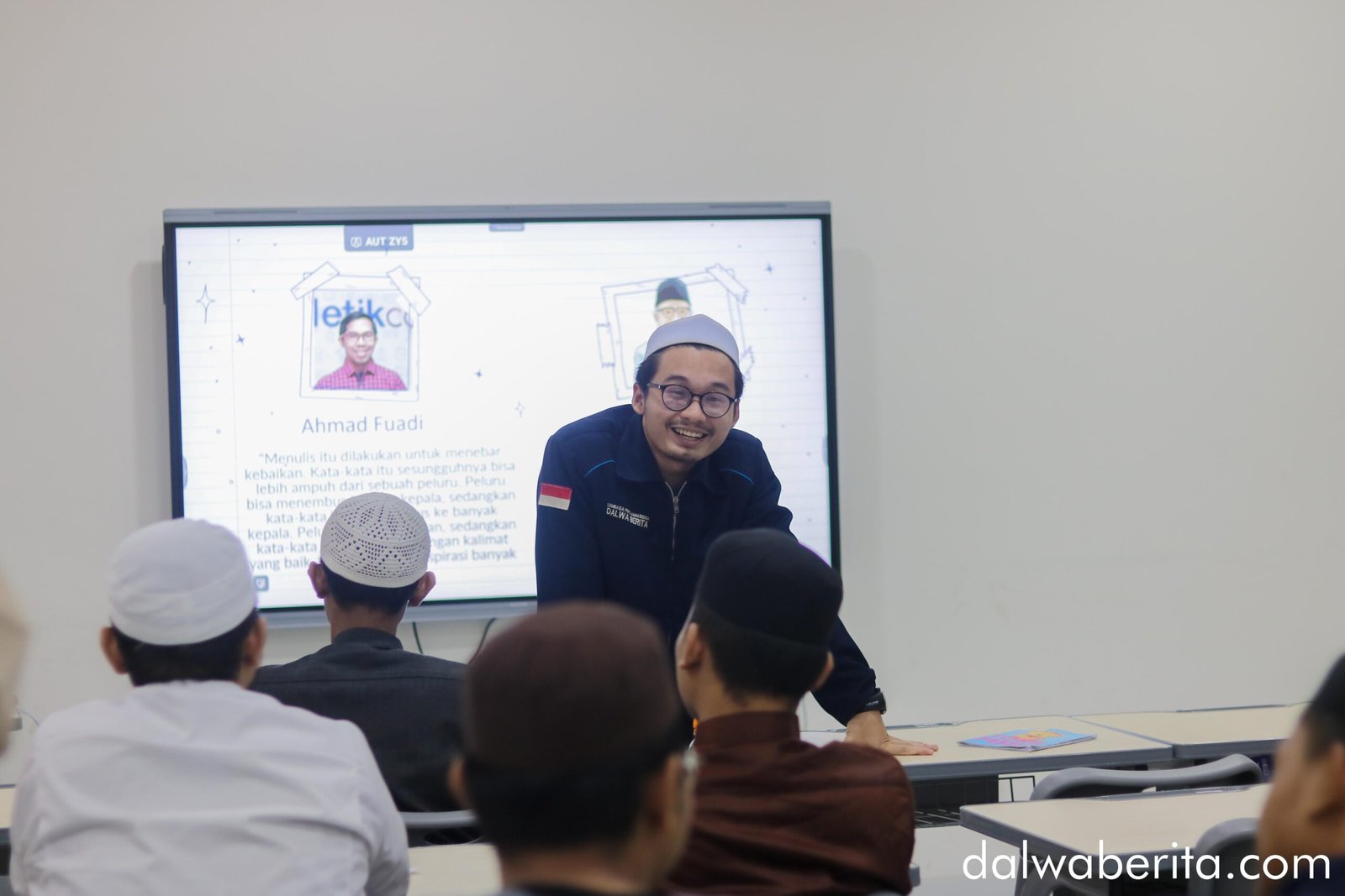 Azmi Hidayat melatih kepenulisan