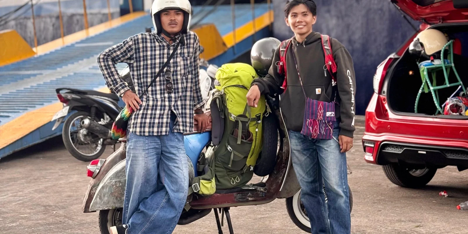 Dua pemuda go to Multaqo Dalwa with Vespa