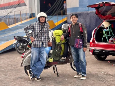 Dua pemuda go to Multaqo Dalwa with Vespa