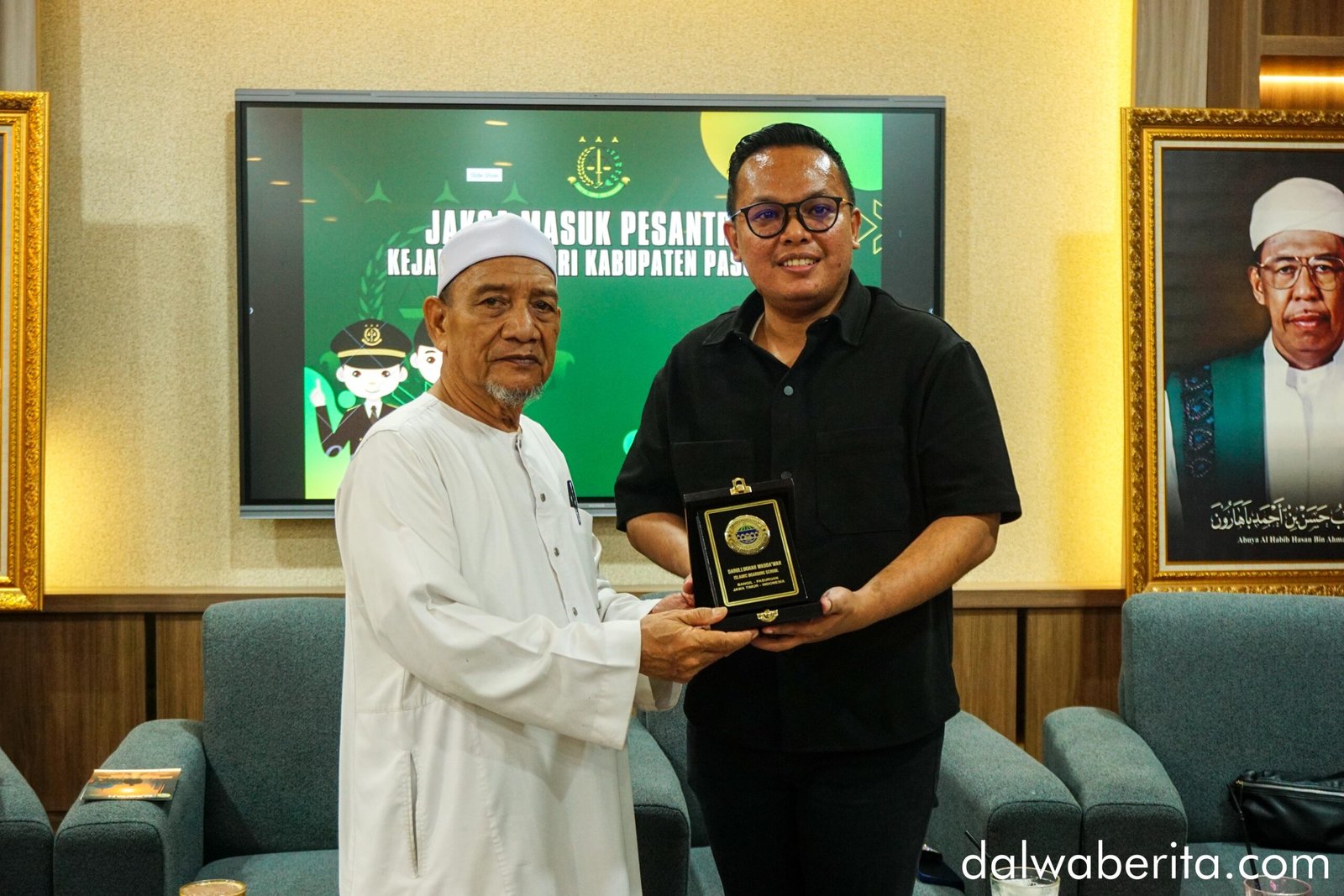 Penyerahan Cinderamata Jaksa Masuk Pesantren