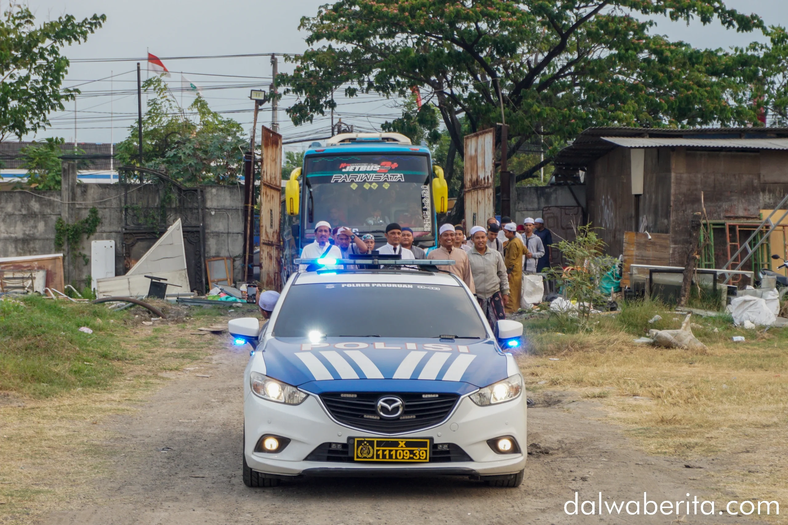 Rombongan Pontianak datang dikawal Polisi di Dalwa Jadid