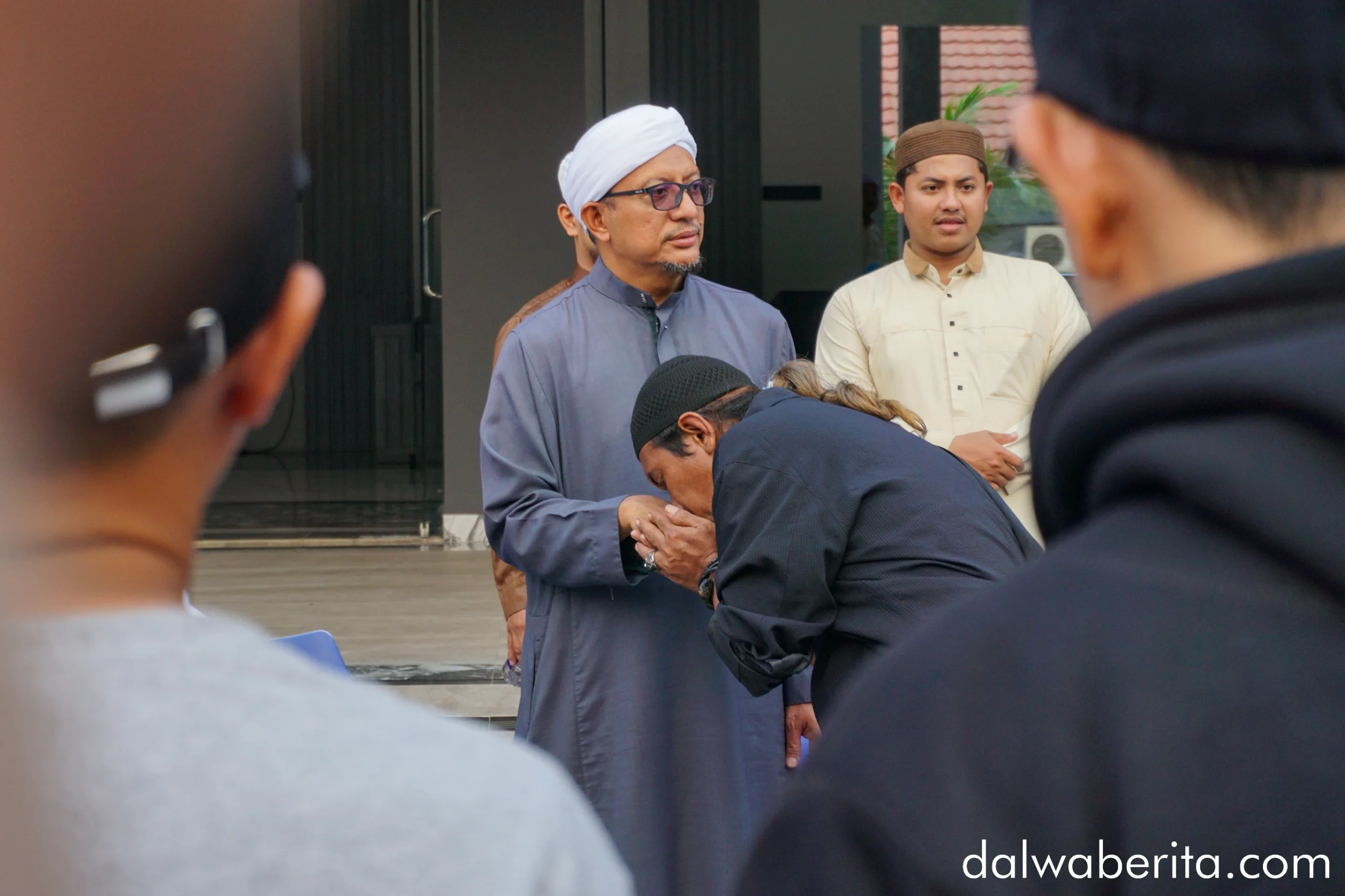 Para peserta bersalaman langsung dengan Abuya