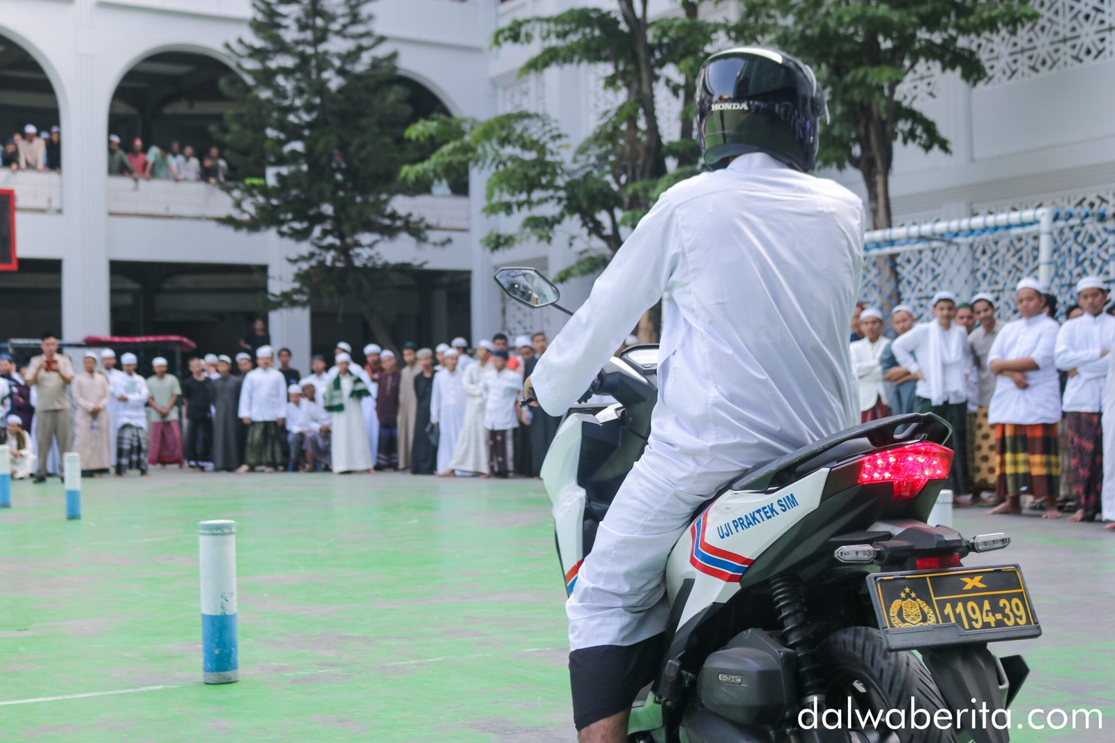 Santri praktek berkendara