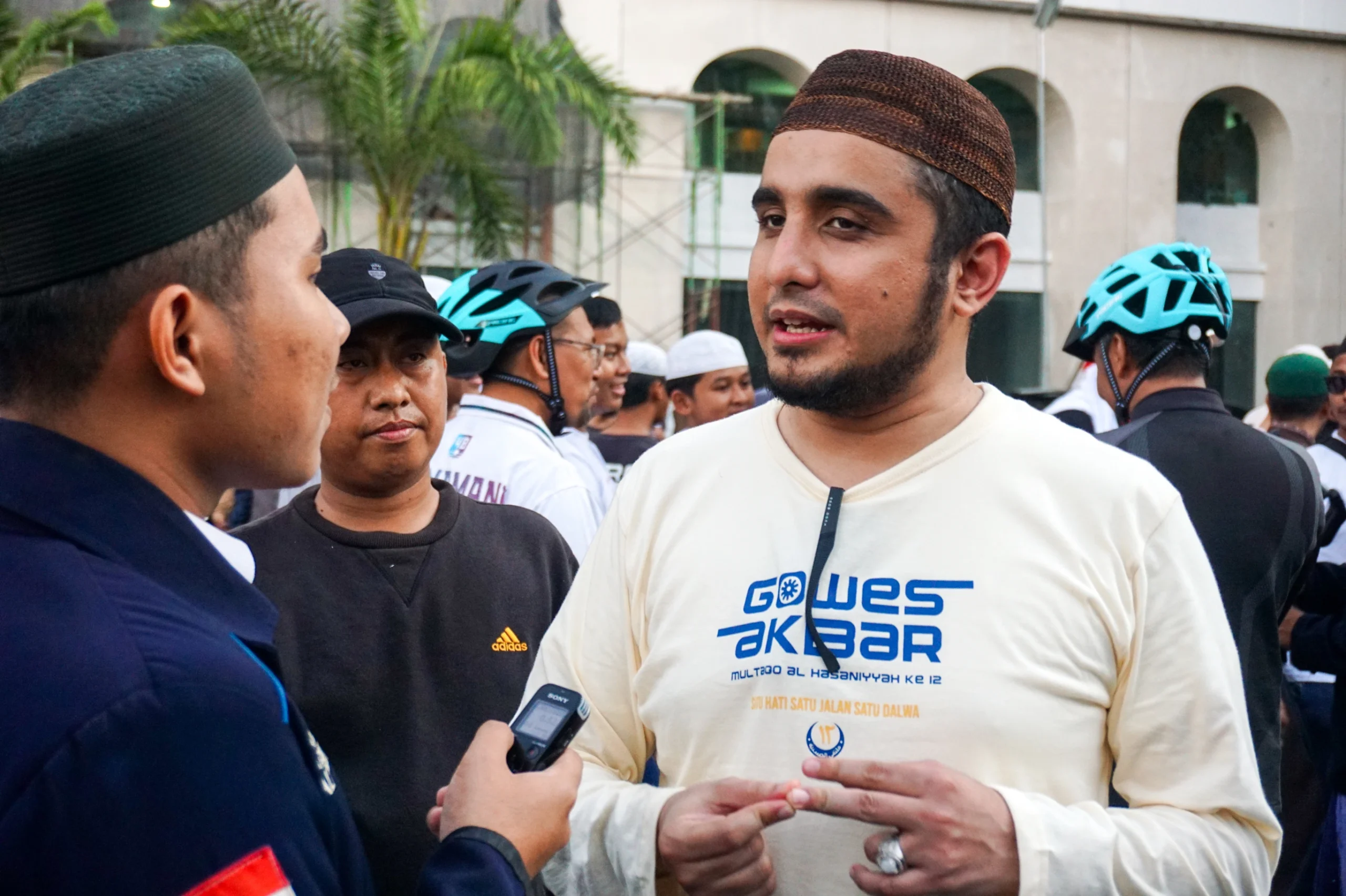 Habib Hanif Al-Athas saat diwawancari mengenai olahraga di Dalwa