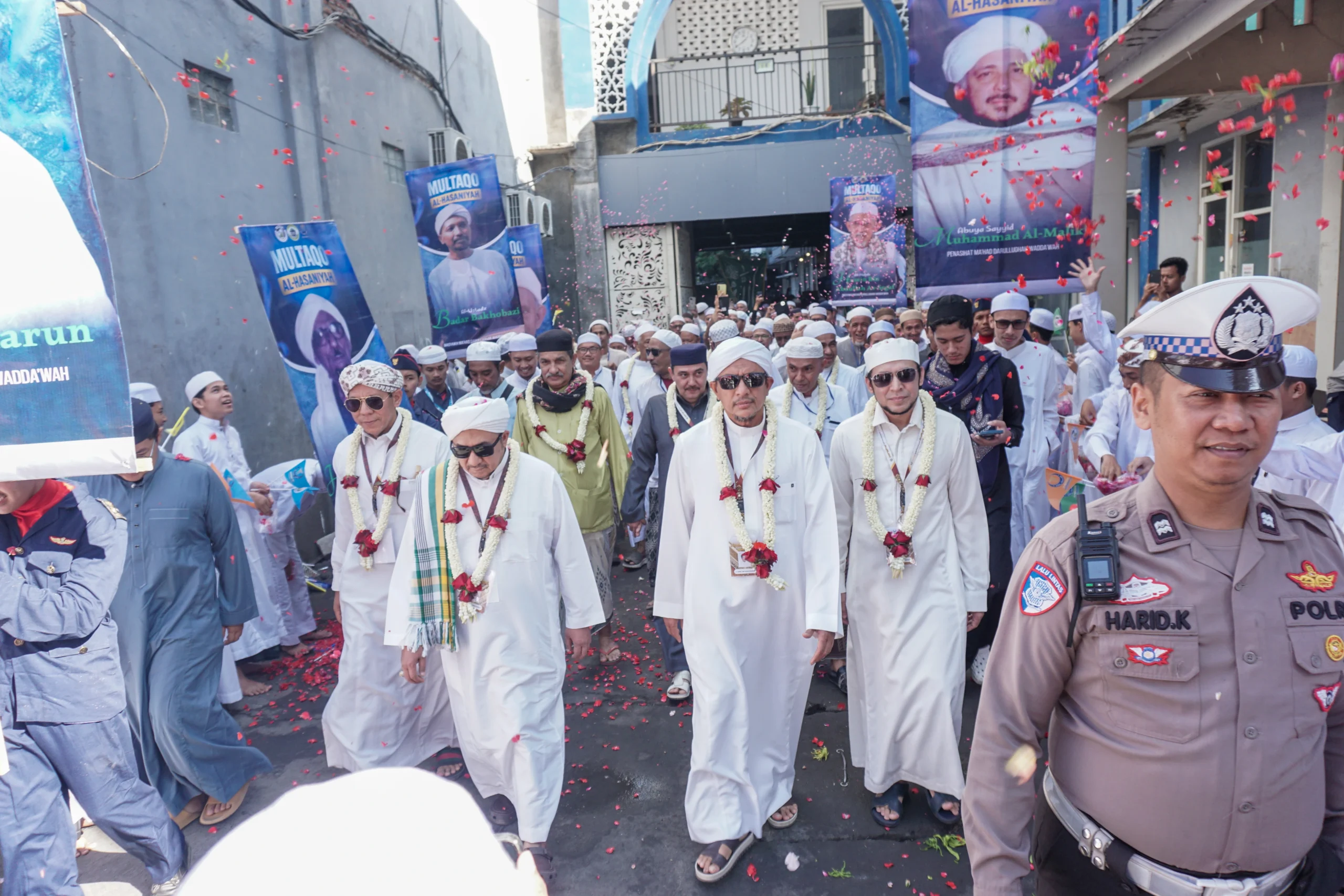 Arak-arakan Multaqo Al-Hasaniyah ke 12 melewati kompeks Dalwa banat 1