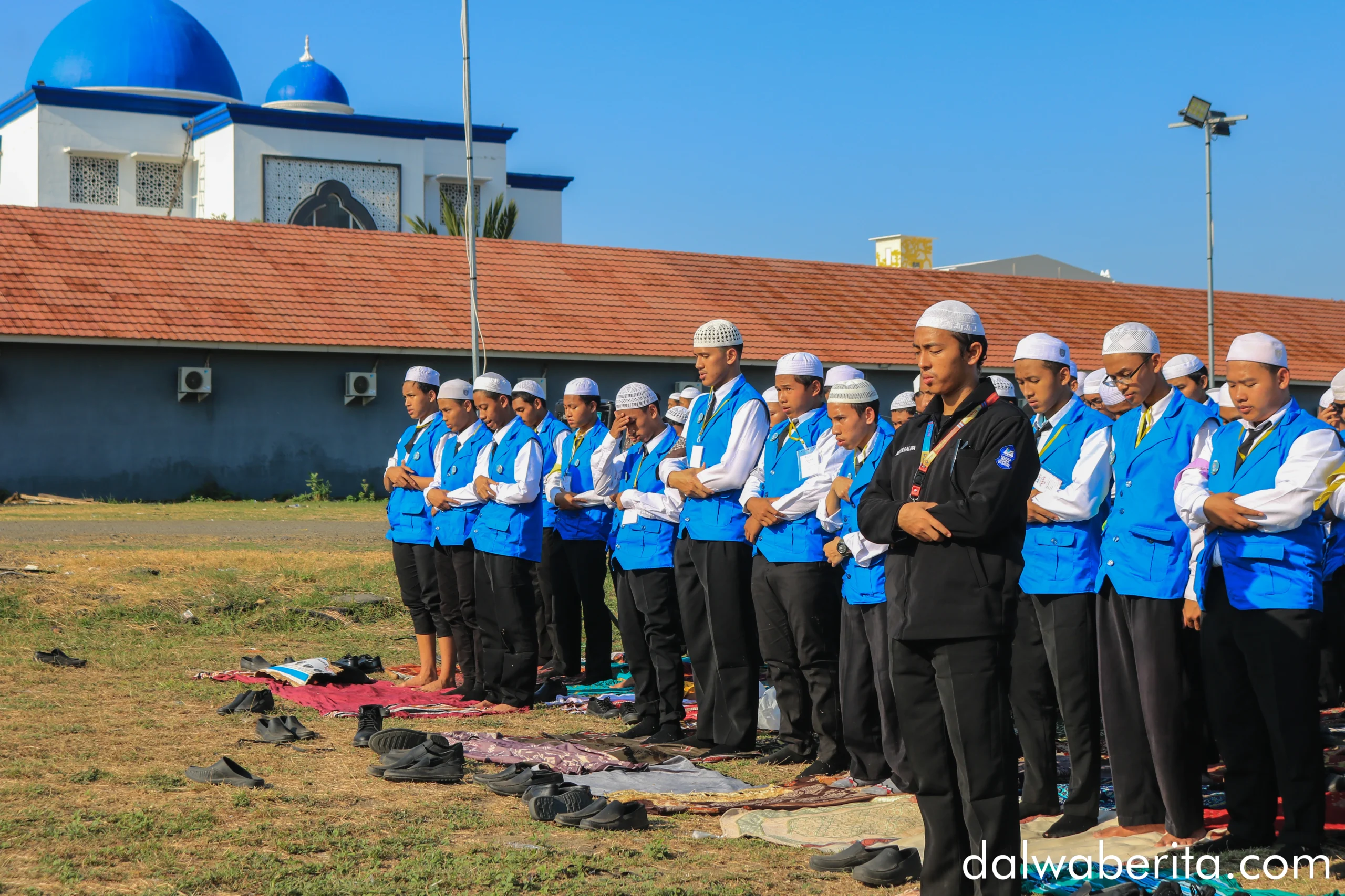 para peserta PKKMB sedang sholat berjamaah di Lapangan Dalwa Jadid