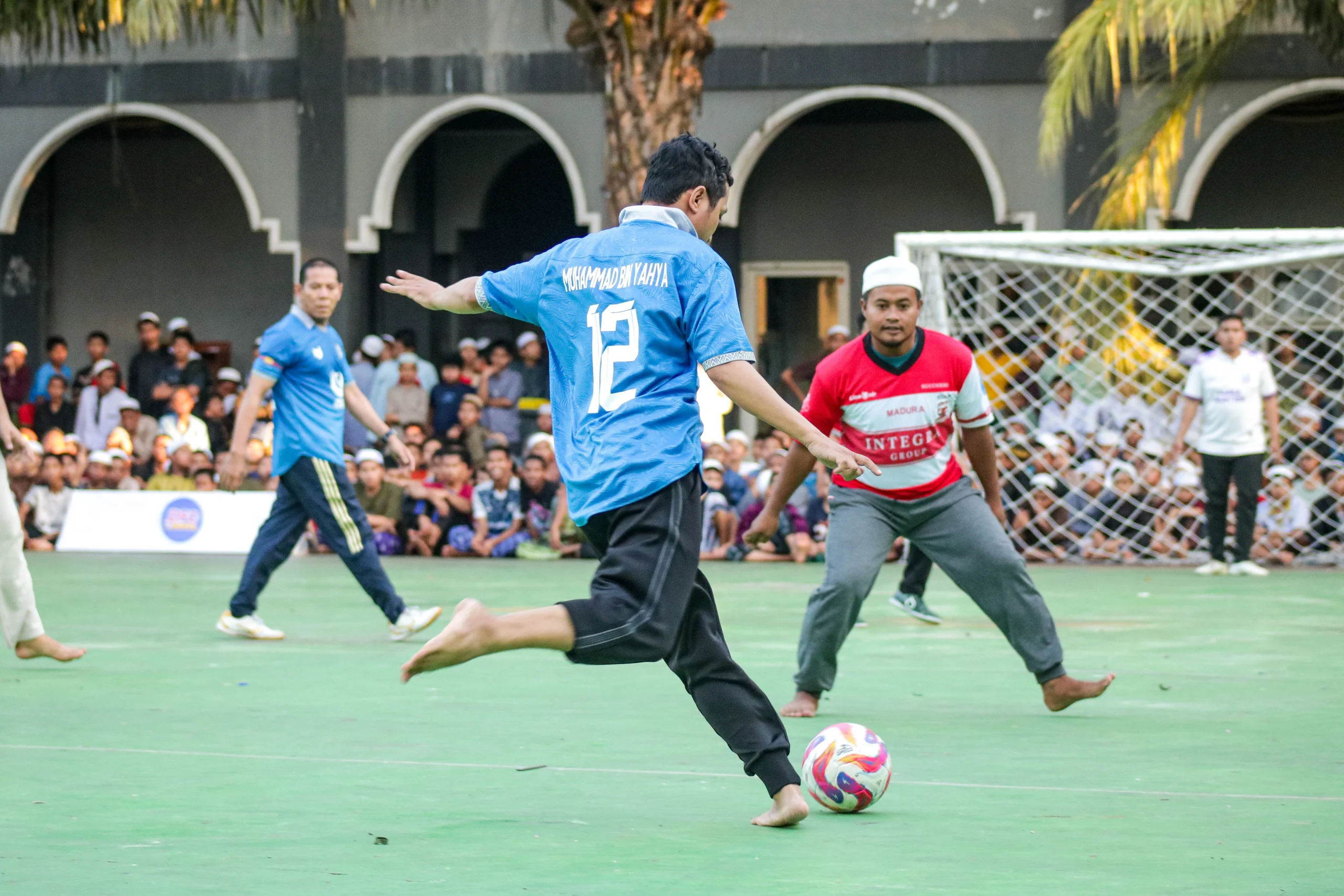 Habib Muhammad bin Yahya menendang bola