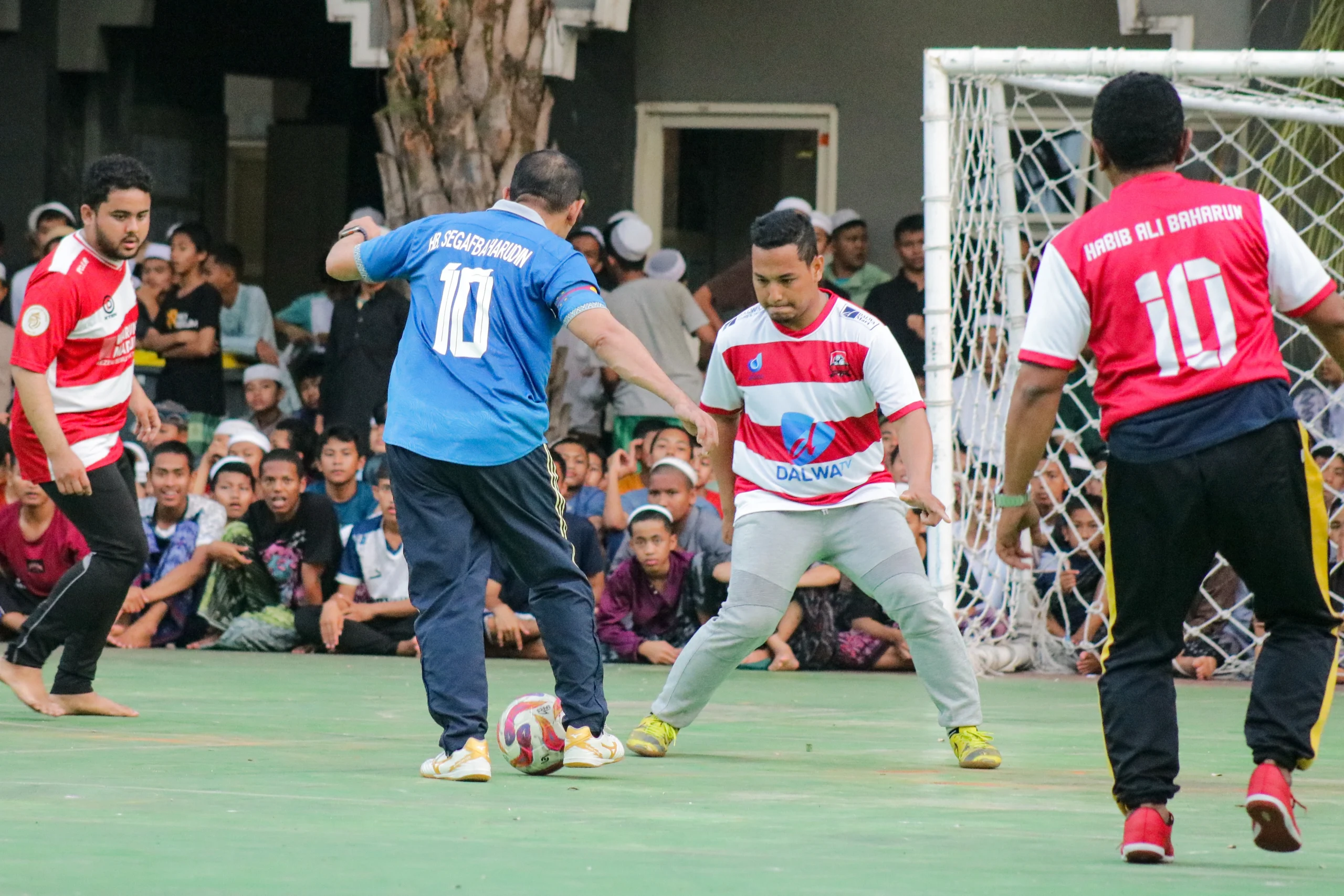 Habib Segaf menggiring bola