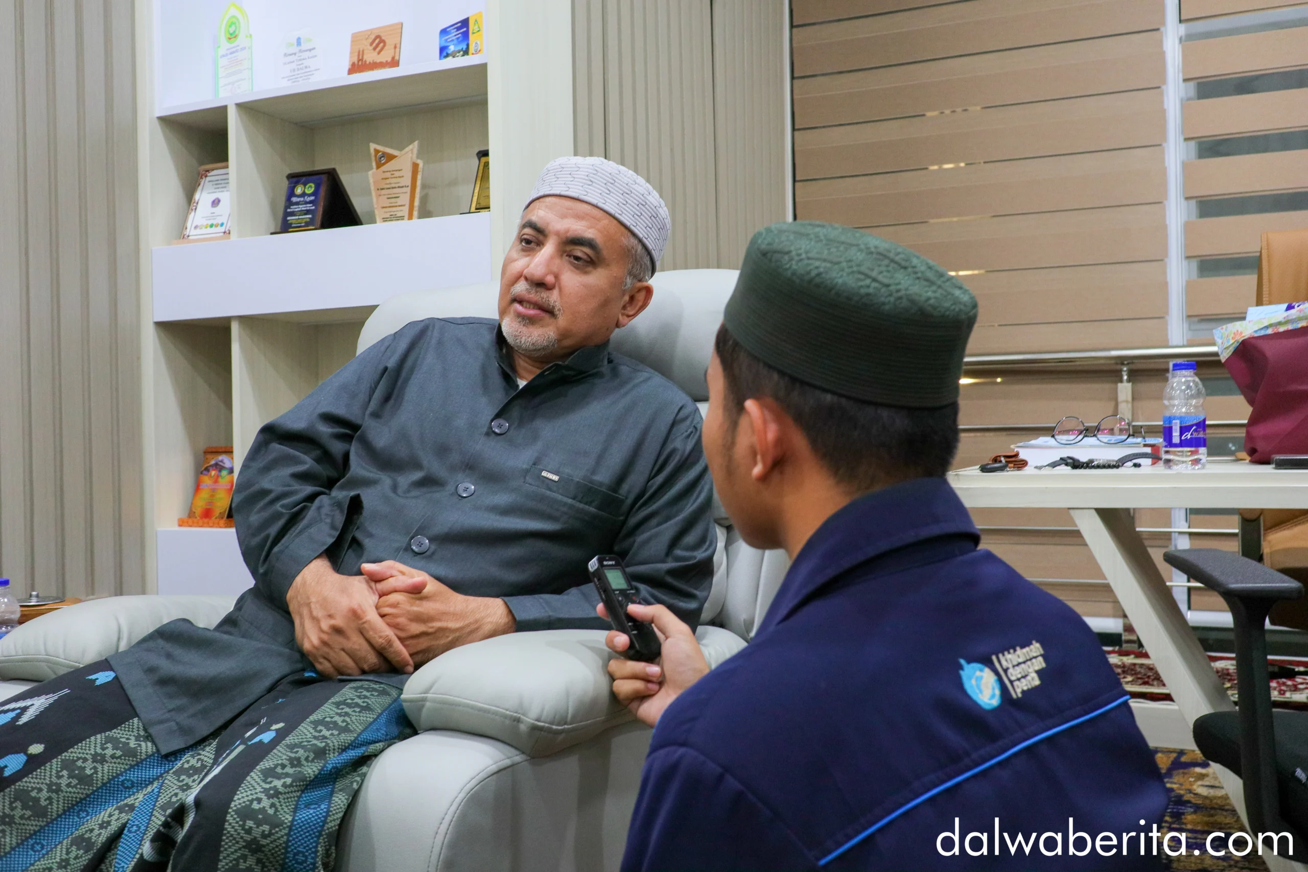 Dr. Habib Ali Zainal Abidin Bil Faqih saat diwawancarai Dalwa Berita