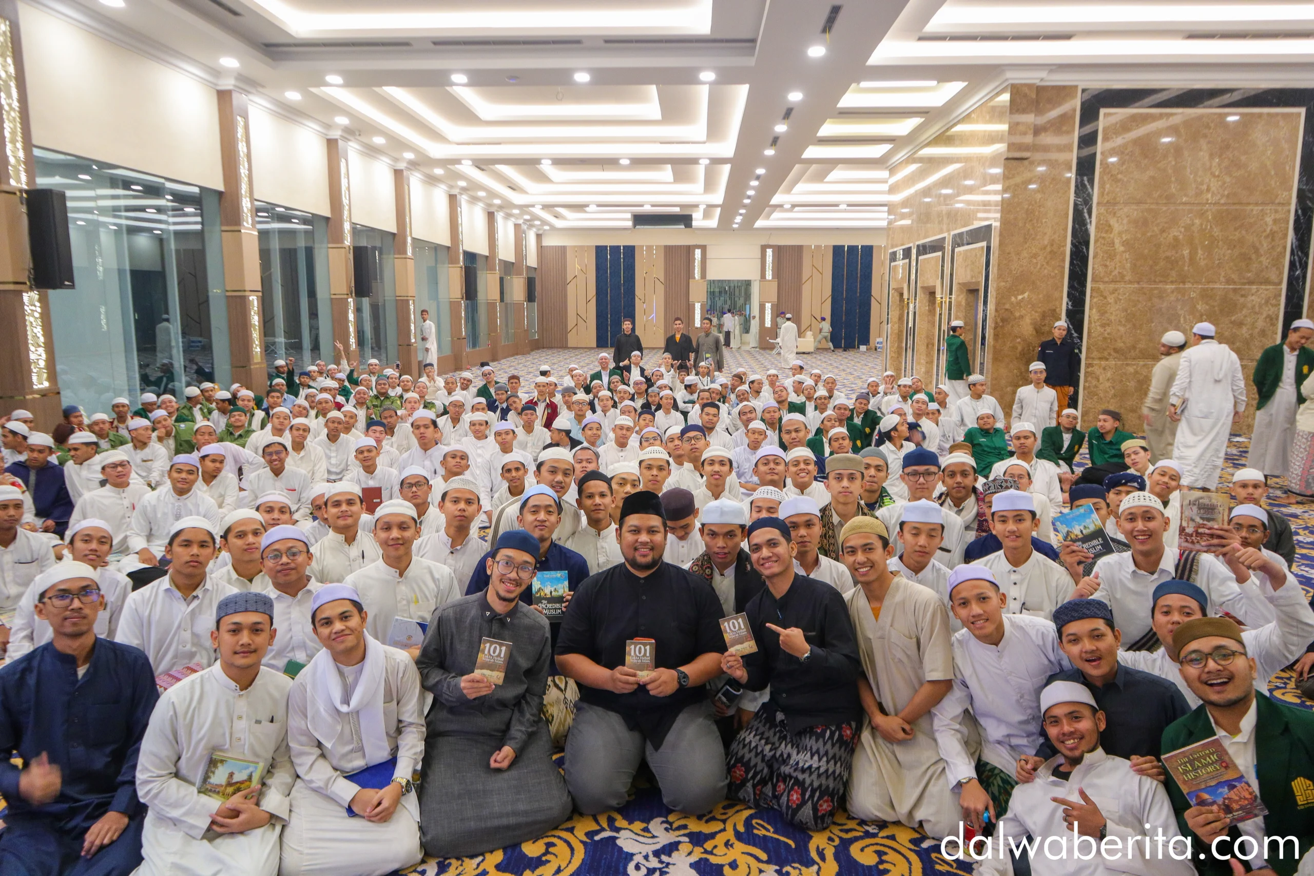 Foto bersama Edgar Hamas dengan para peserta seminar kepemimpinan