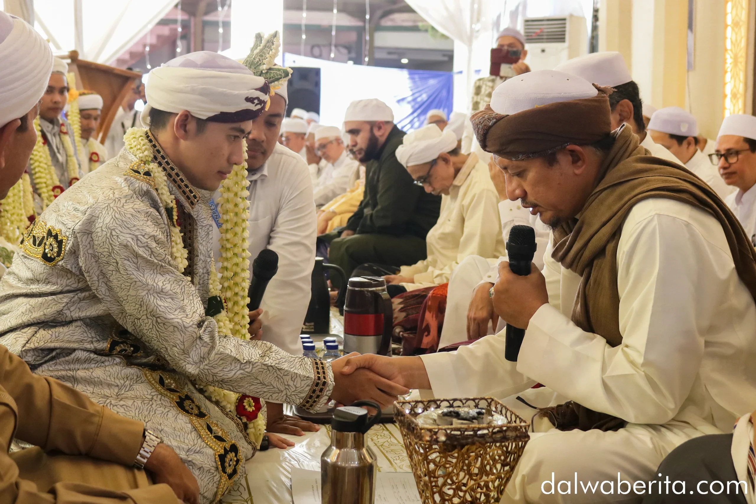 Prosesi Akad nikah pada Haul Habib Hasan Baharun