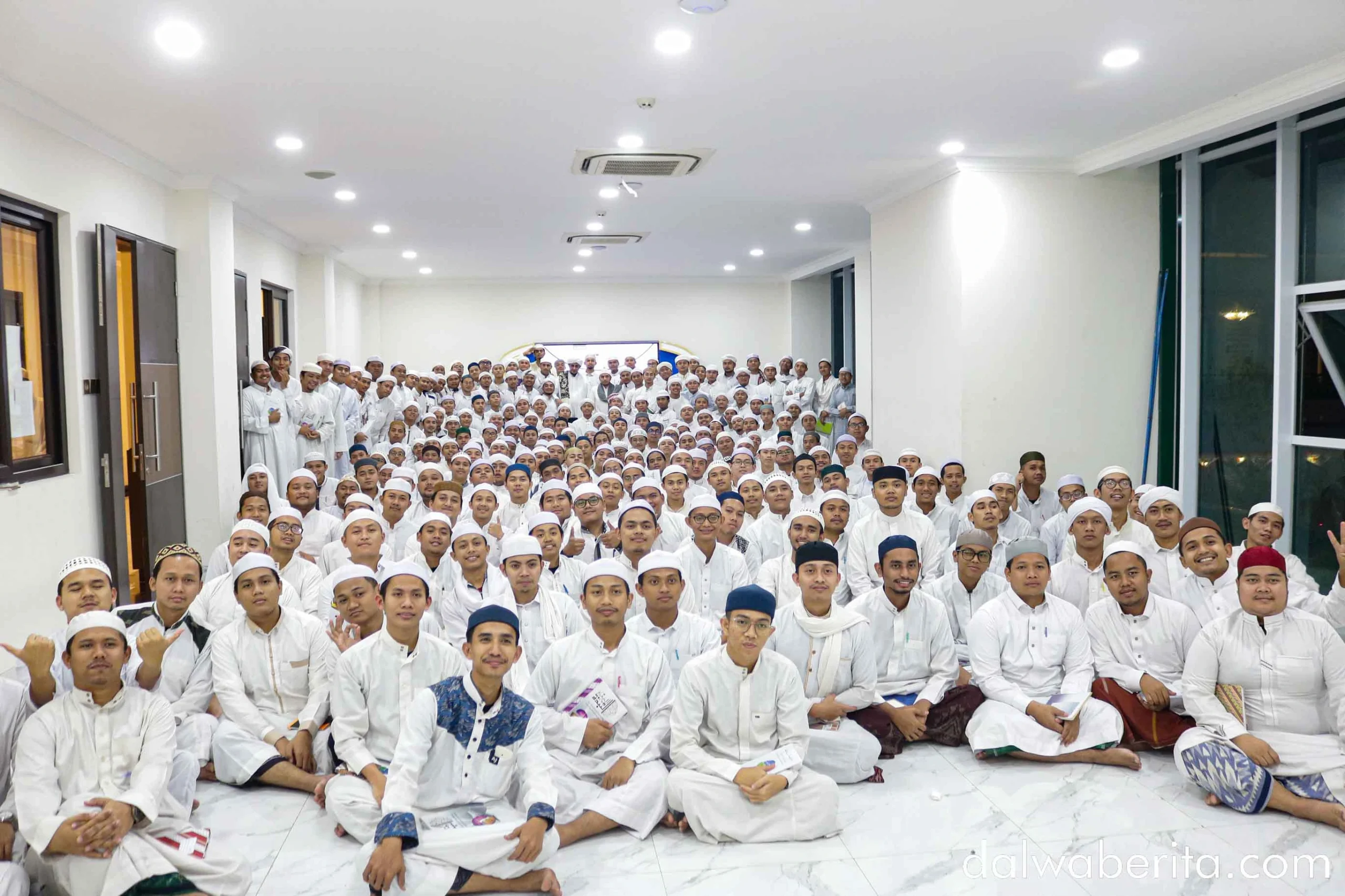 Foto bersama para santri kelas 3 Aliyah Dalwa bersama Syekh Samih Al-Kuhali