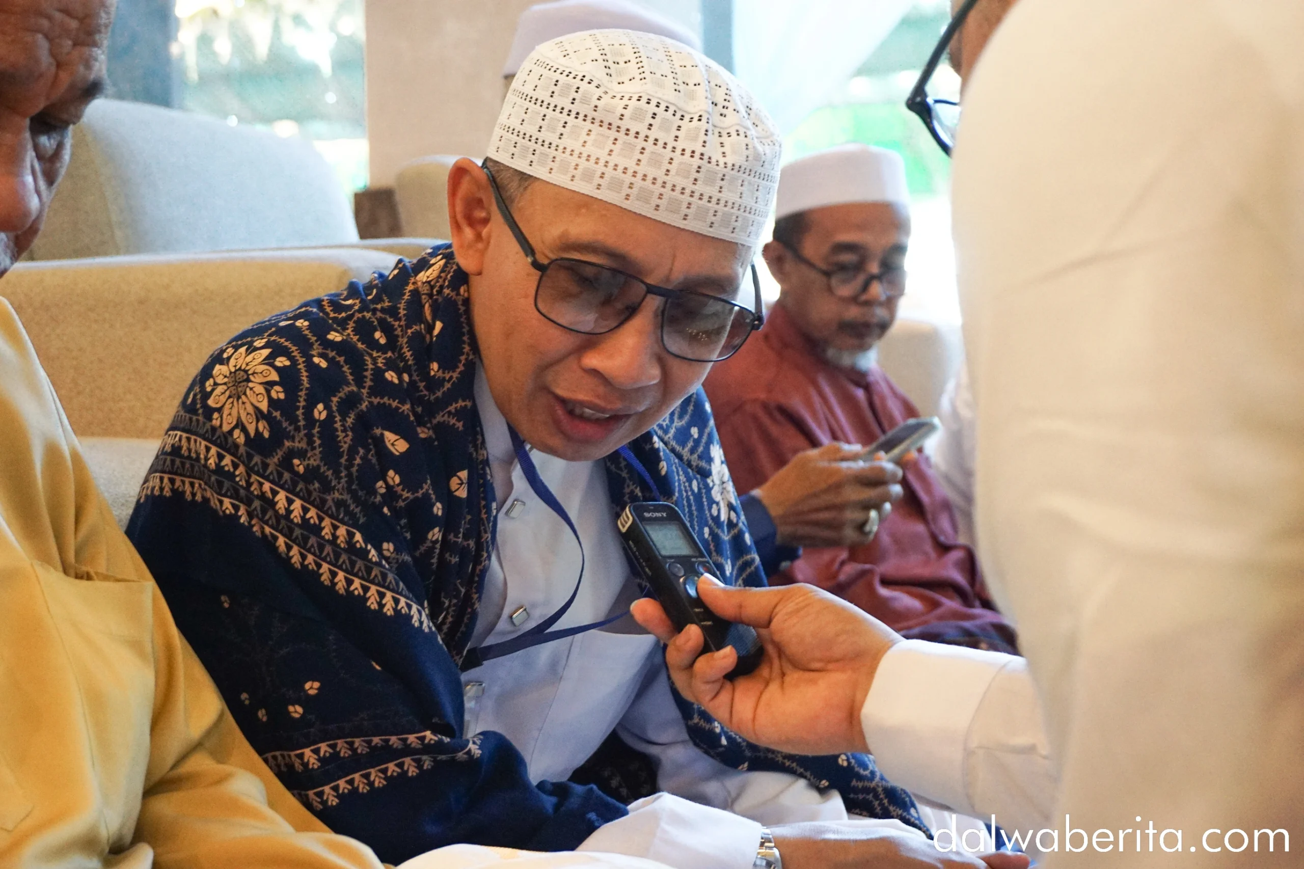 Buya Yahya saat diwawancara pada haul Abuya Hasan Baharun