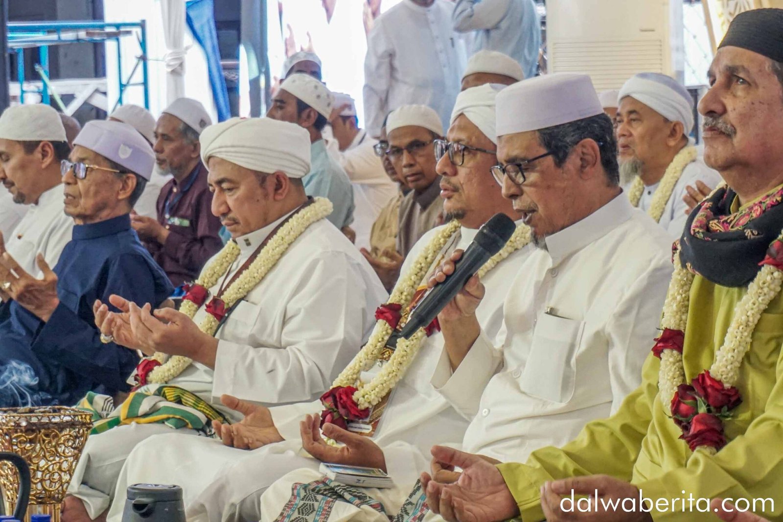 Pembacaan Tahlil yang dipimpin oleh Habib Abu bakar bin Ali Assegaf