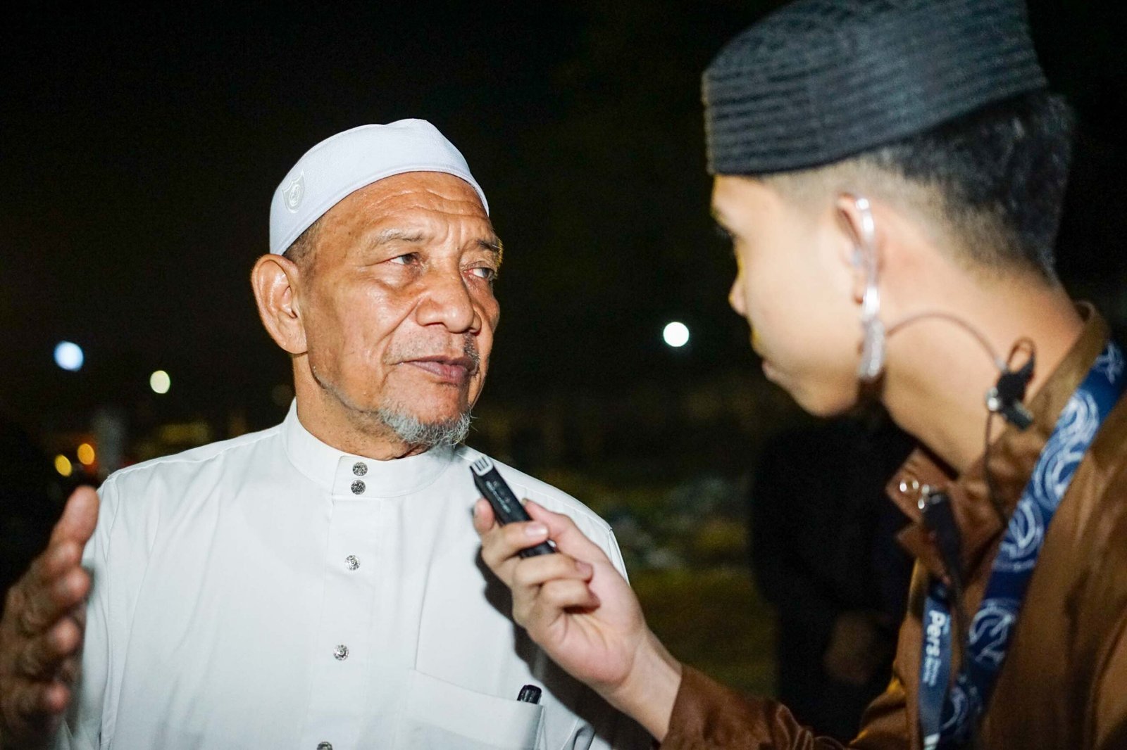 Ustadz Isma'il Ayyub saat diwawancarai oleh pers mahasiswa