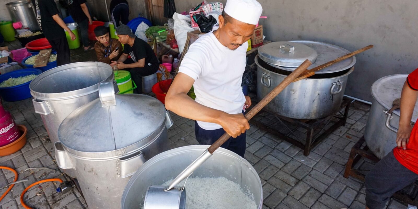 Ilustrasi Dapur Multaqo memasak nasi untuk acara