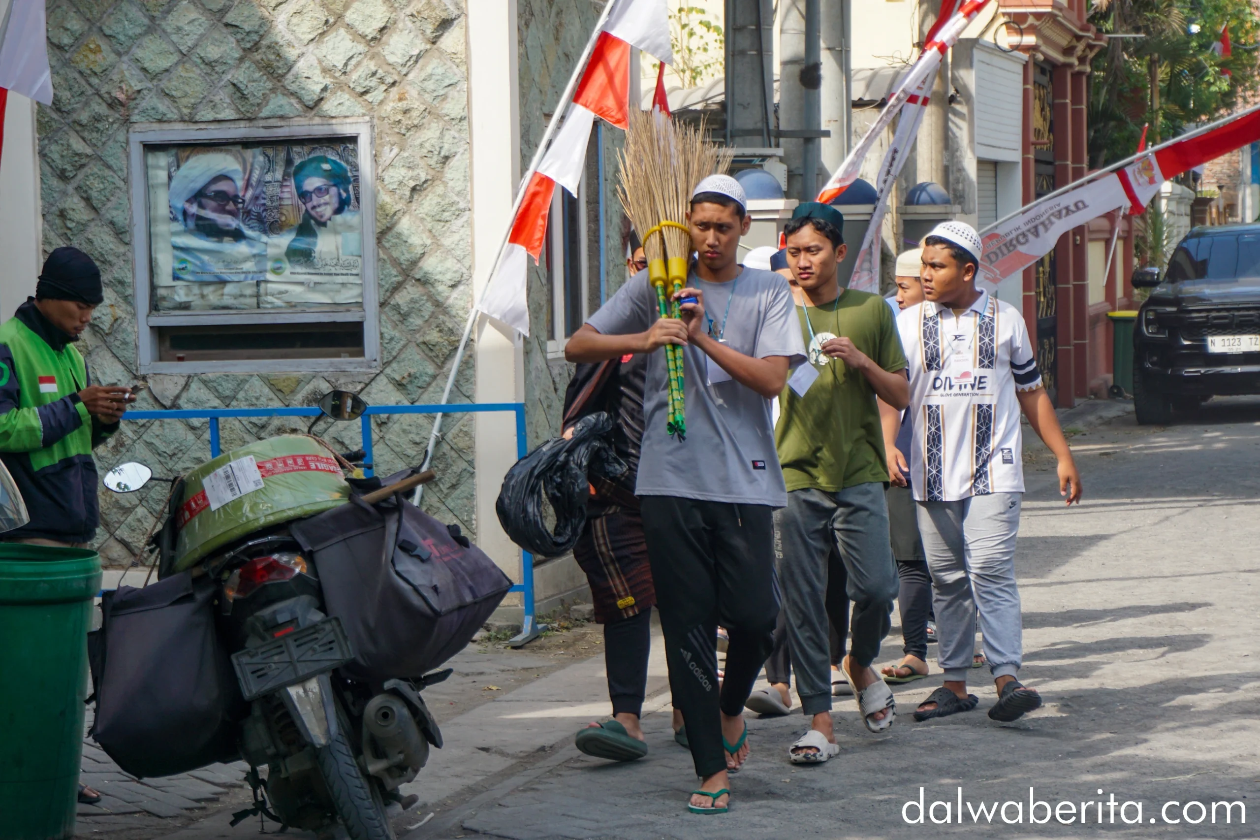 para santri Dalwa pada aksi bakti sosial di Desa Raci