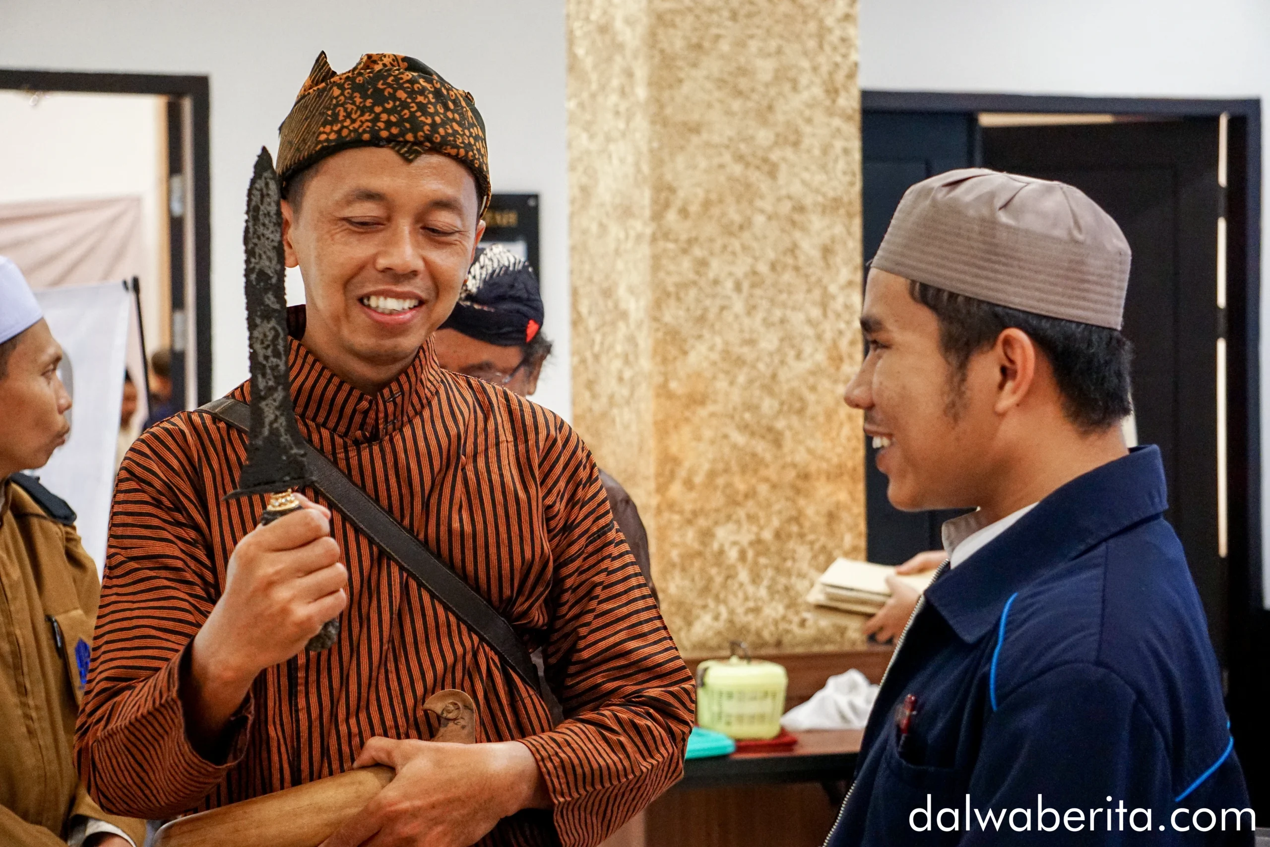Ketua Paguyuban Gema Qolbu, Bapak Nanang memperlihatkan keris batok singosari
