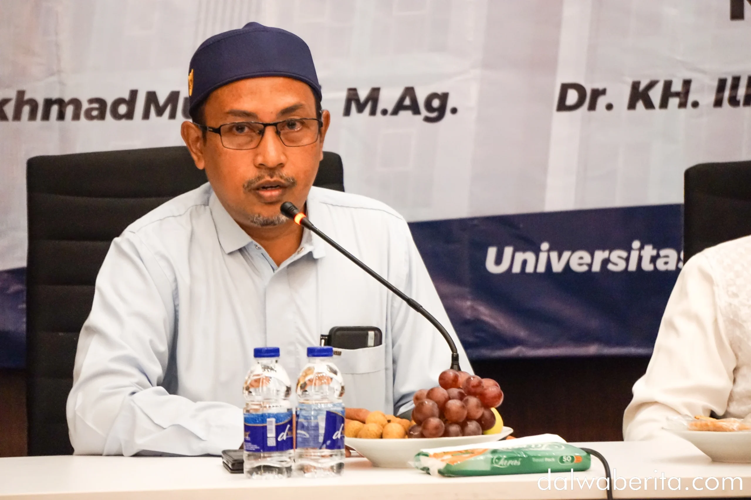Warek I UII Dalwa, Dr. Solehudin Hasyim, M.H.I. memberikan kalimat sambutan kepada perserta pembinaan dosen UII Dalwa
