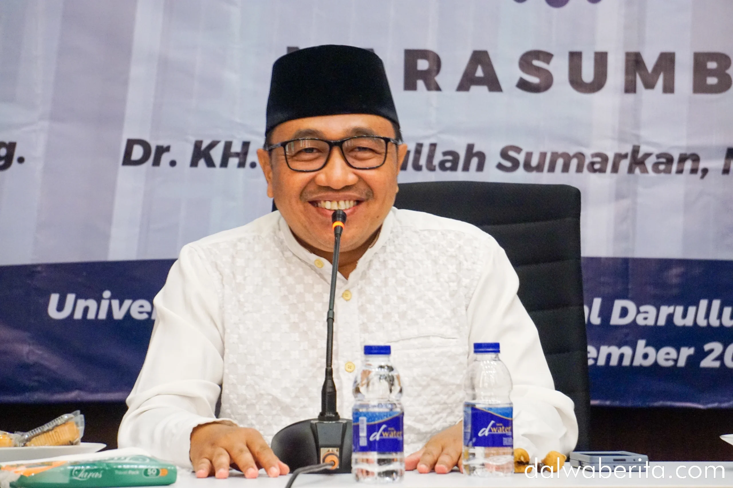 Dr. H. M. Hasan Ubaidillah pada pembinaan kelembagaan dan peningkatan mutu SDM UII Dalwa