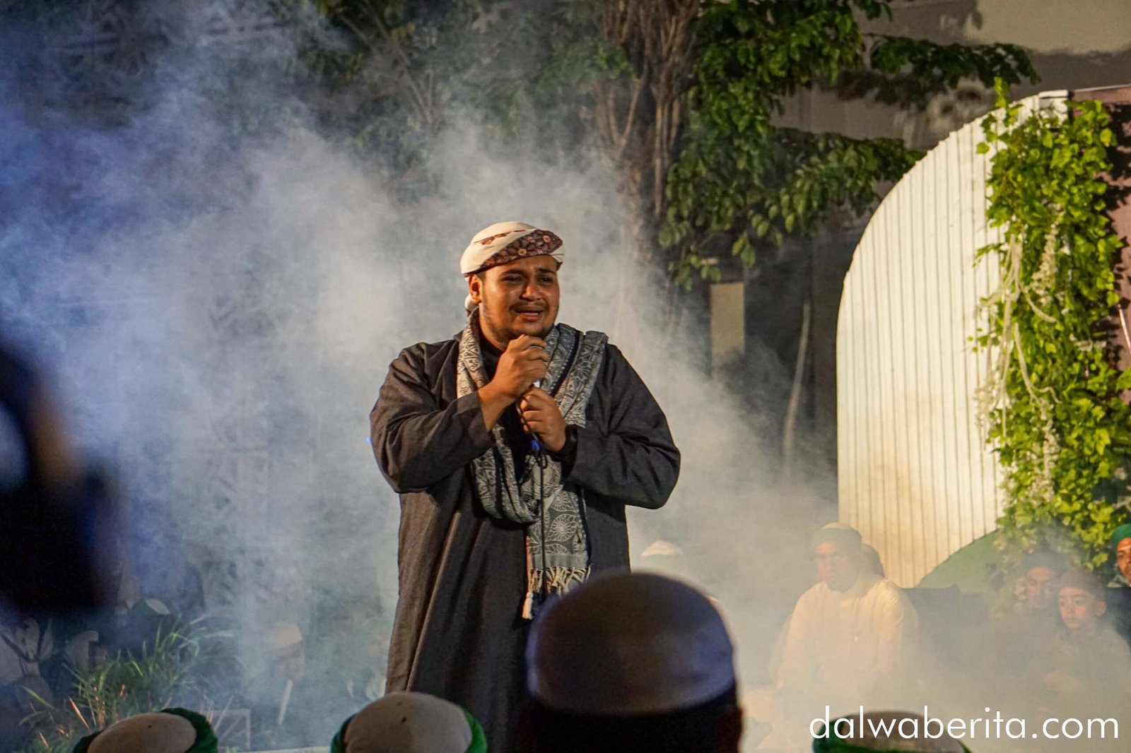 salah seorang santri tengah membacara puisi di depan para hadirin tentang baginda nabi muhammad