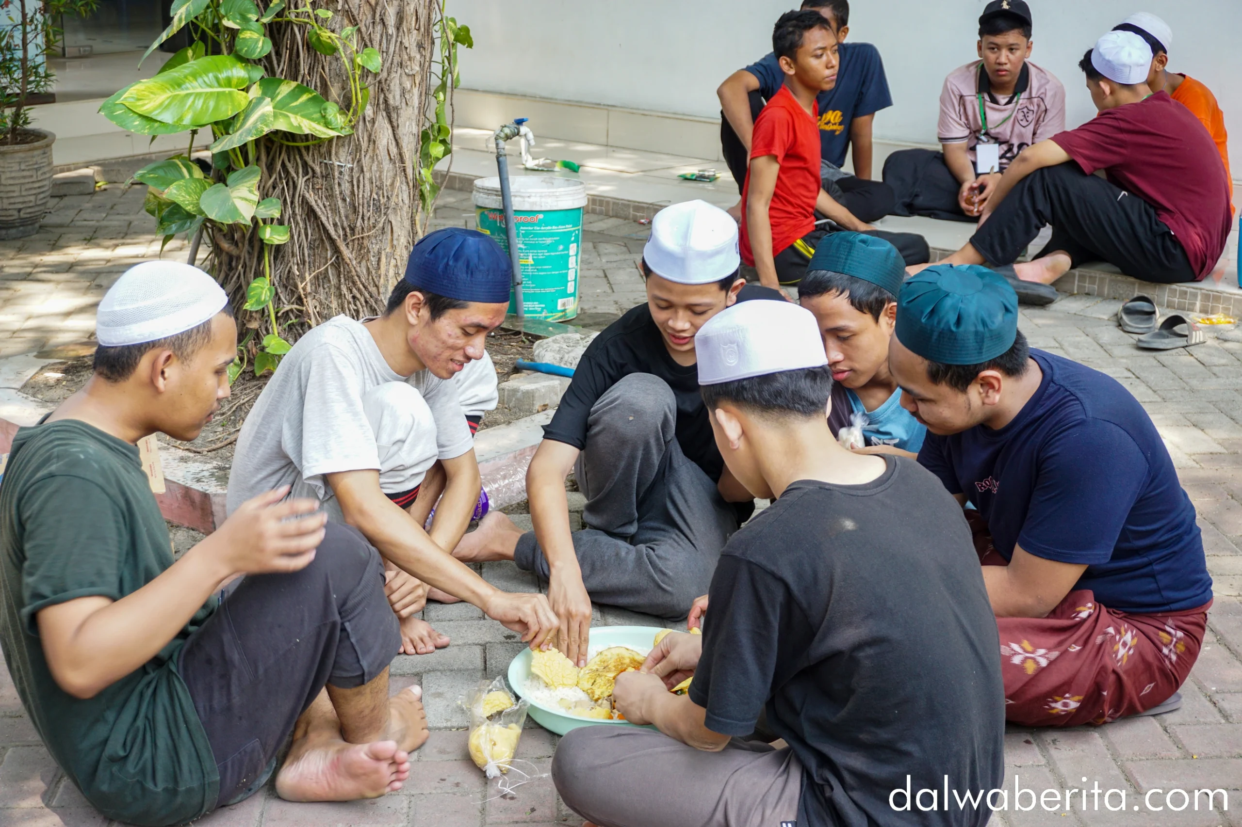 para santri makan nasi setelah bakti sosial di Desa Raci