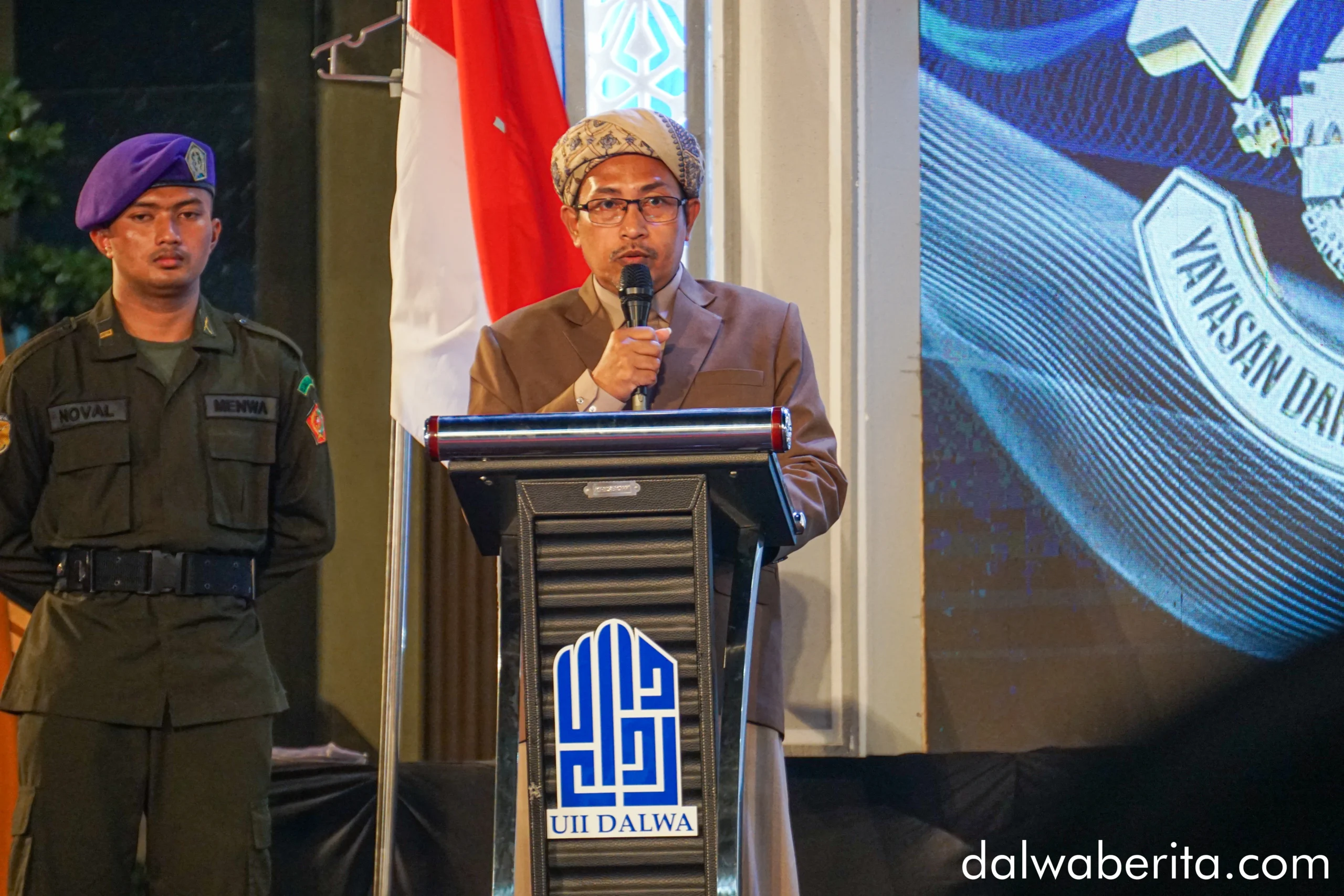 pembacaan surat keputusan rektor oleh Warek I UII Dalwa, Dr. M. Sholehudin Hasyim, M.H.I.