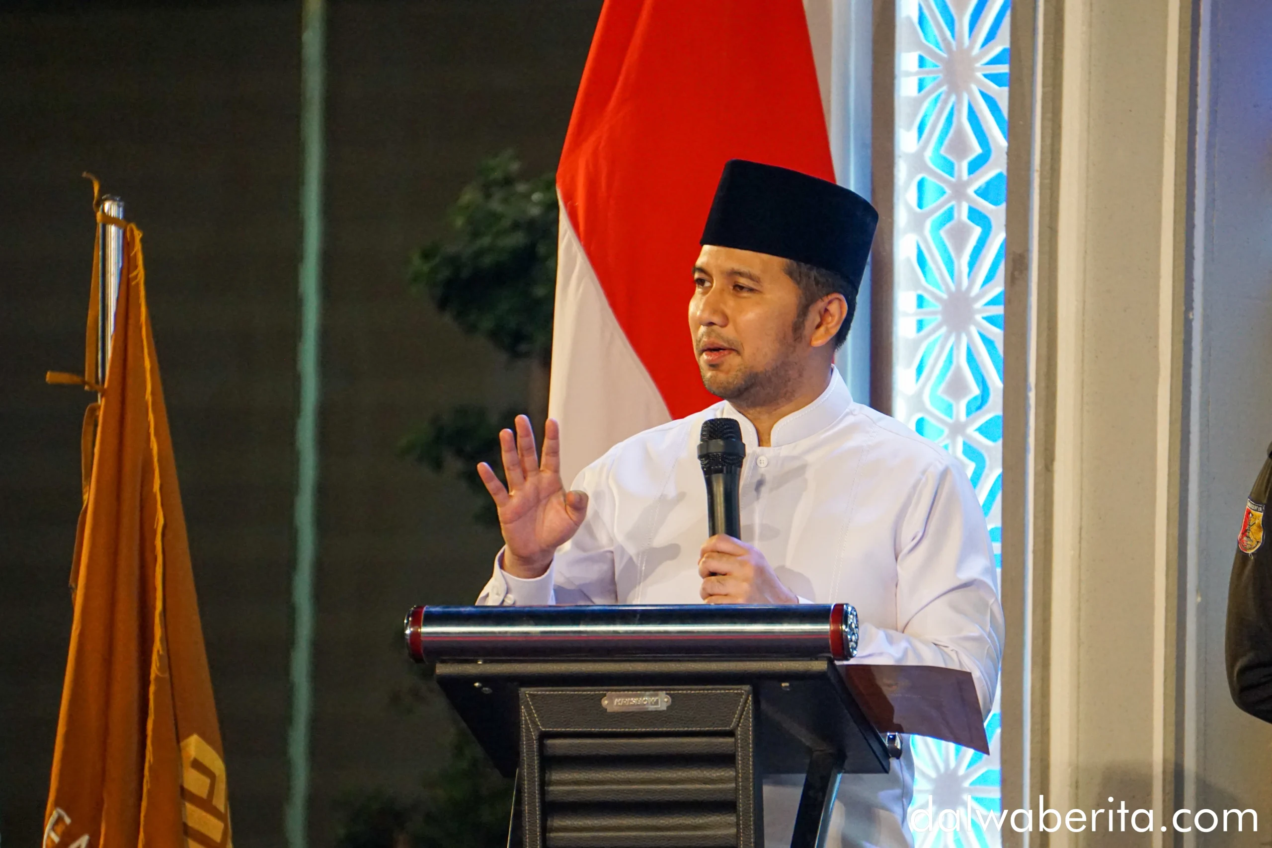 Wakil Gubernur Jawa Timur, Dr. H. Emil Elestianto Dardak, S.PWK, B.Bus., M.Sc., dalam sambutan pada wisuda UII Dalwa 2025