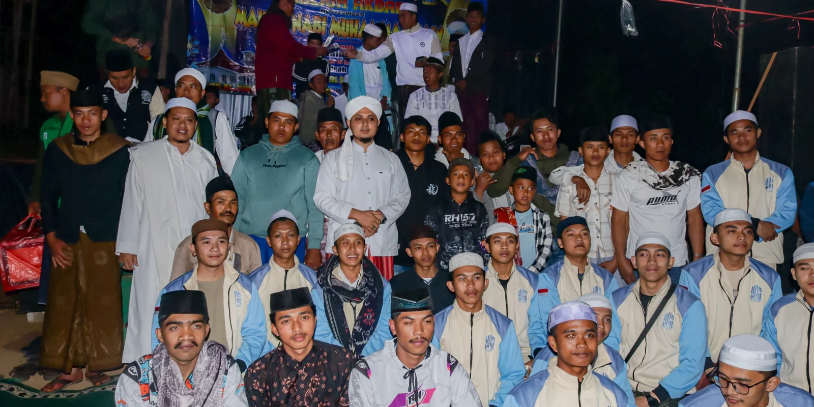 Para peserta KKN UII Dalwa 2025 ikuti maulid bersama warga Desa Ngepung Sukapura