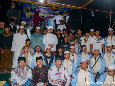 Para peserta KKN UII Dalwa 2025 ikuti maulid bersama warga Desa Ngepung Sukapura