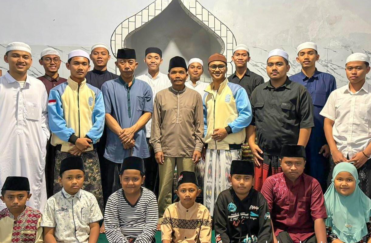 peserta KKN UII Dalwa 2025 di Posko 19 bersama beberapa warga desa