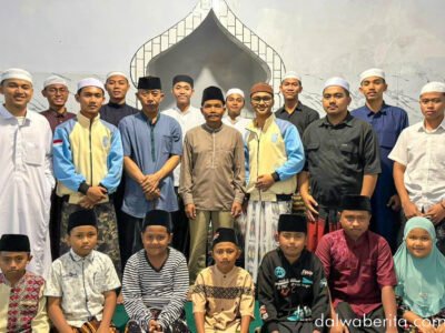 peserta KKN UII Dalwa 2025 di Posko 19 bersama beberapa warga desa